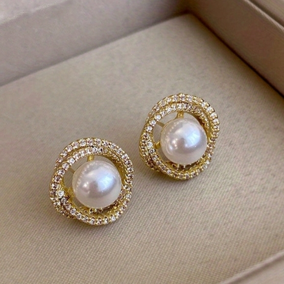 Fashion Jewelry Jewelry - Elegant Vintage faux Gold and Pearl Stud Earrings